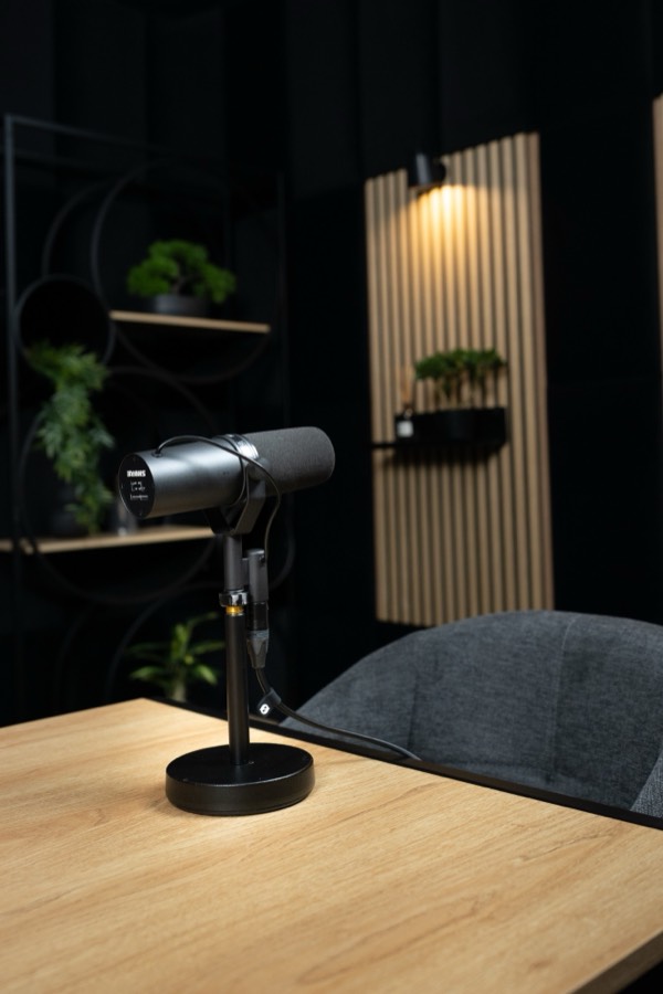 Micro de podcast sur la table du studio, au CVPC à Sion
