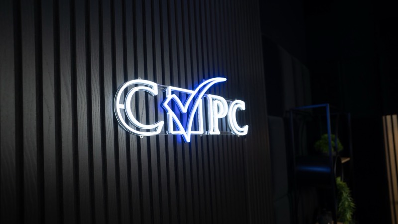 Néon sur mesure au logo du CVPC dans le studio podcast
