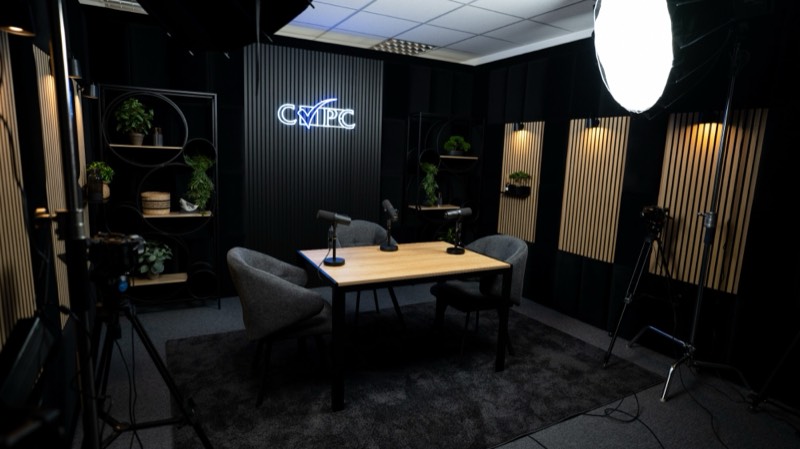 Studio podcast MTH Studio au CVPC à Sion : table, trois micros, fauteuils et éclairage